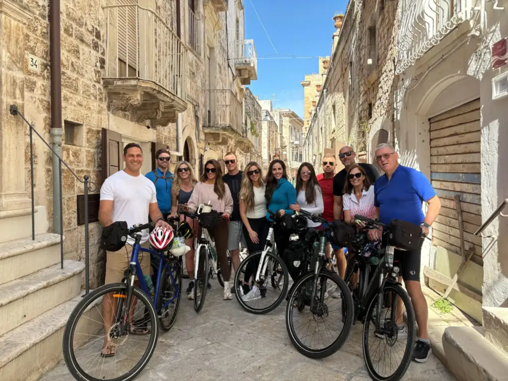Famiglia in bici in Puglia